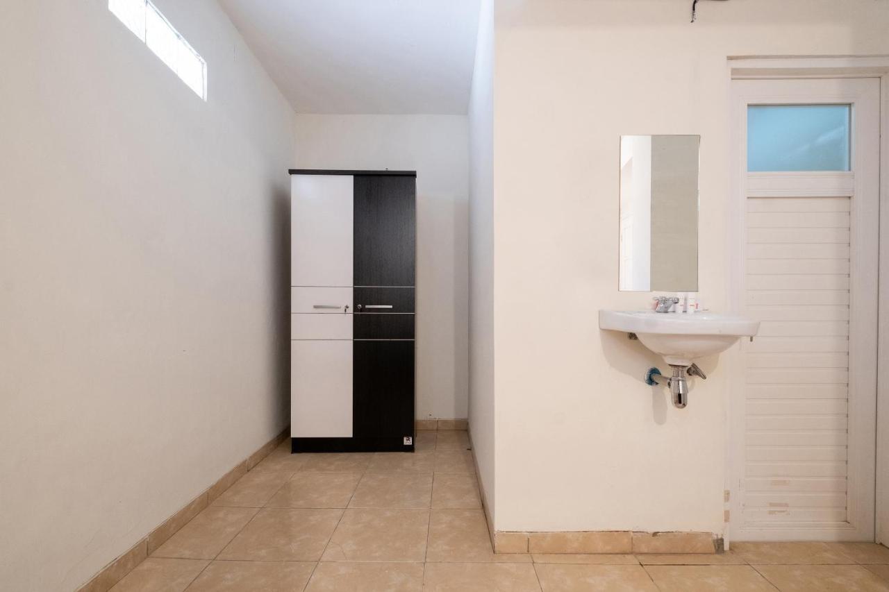 Готель Oyo 2173 Bnv House Babarsari Maguwo Екстер'єр фото